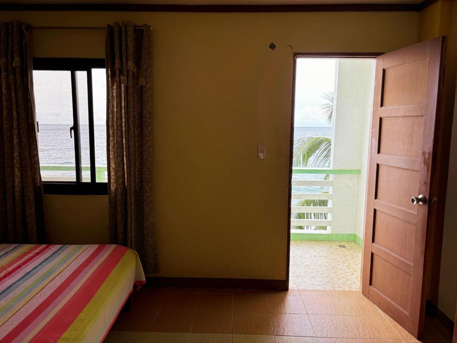 White Beach Hotel Puerto Galera Powered By Cocotel Dış mekan fotoğraf