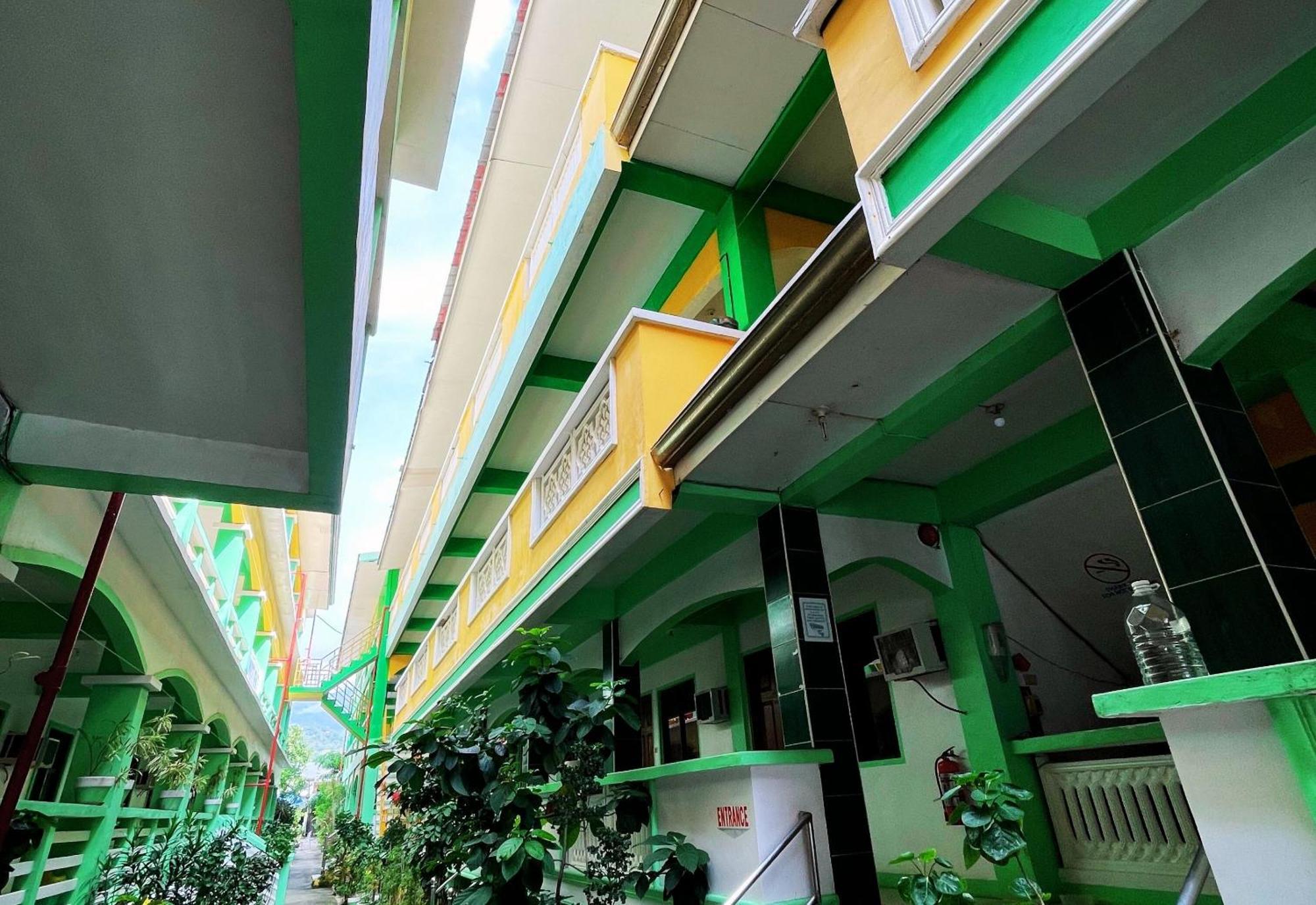 White Beach Hotel Puerto Galera Powered By Cocotel Dış mekan fotoğraf