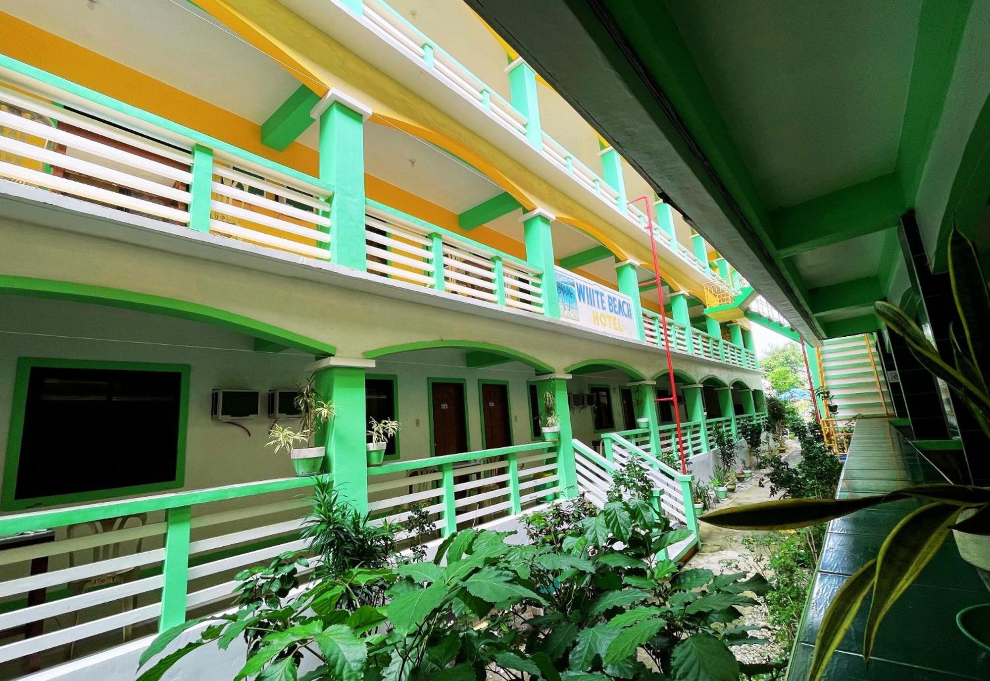 White Beach Hotel Puerto Galera Powered By Cocotel Dış mekan fotoğraf
