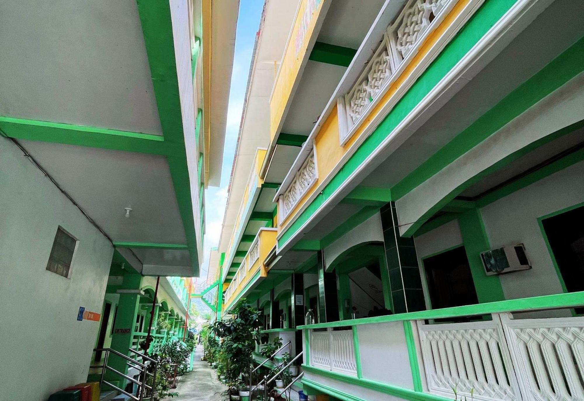 White Beach Hotel Puerto Galera Powered By Cocotel Dış mekan fotoğraf